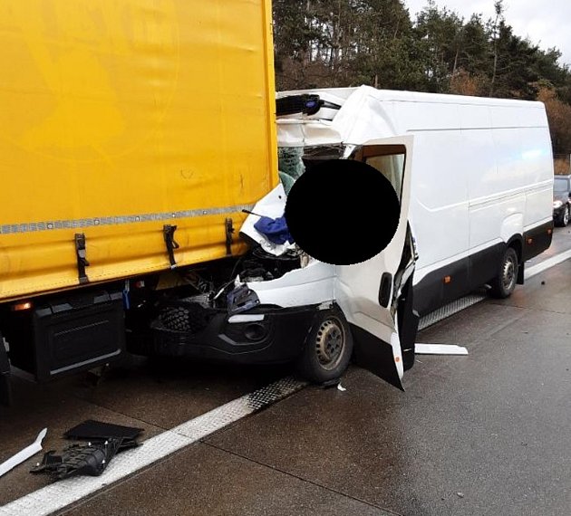 Nehoda kamionu a dodávky na D1 u Jabloňova: místo je průjezdné jedním pruhem