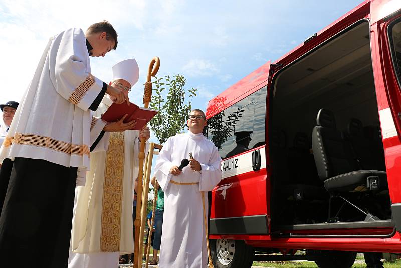 V Nové Vsi u Nového Města na Moravě světili kapli a žehnali hasičské auto.