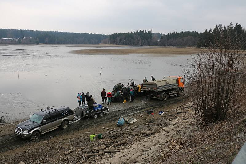 Výlov v poněkud netradiční dobu přilákal i celou řadu diváků.