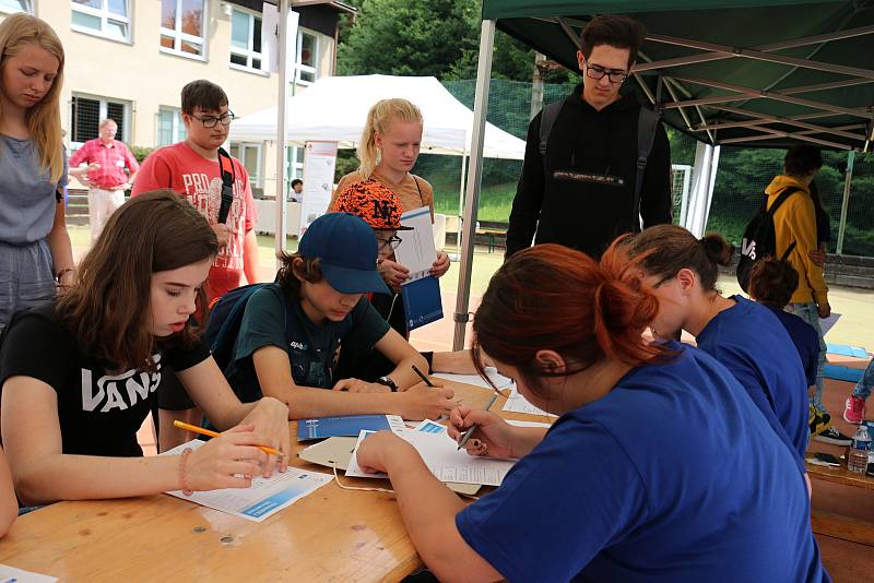 Žáci základních škol plnili úkoly a soutěžili o odměny.