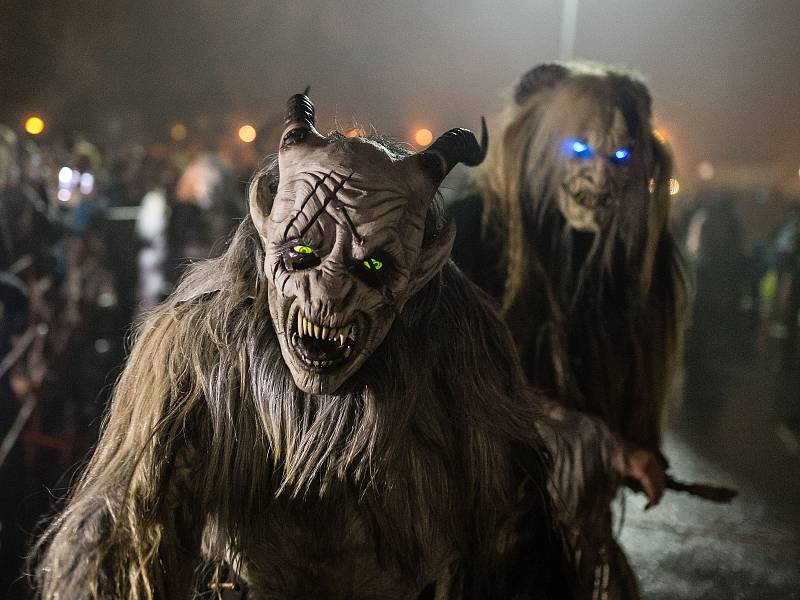 Pochod krampusů ve Žďáře nad Sázavou.