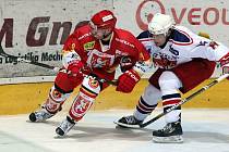 Brodští Rebelové (v bílém Jan Pavlík) se v první hokejové lize i nadále trápí. V Berouně prohráli pátý zápas v řadě. 