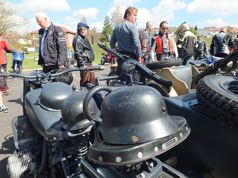 Rychlobruslařský ovál u žďárského zimního stadionu zaplnily stovky strojů. Motorkáři pak odtud vyrazili na vyjížďku, aby symbolicky otevřeli silnice.