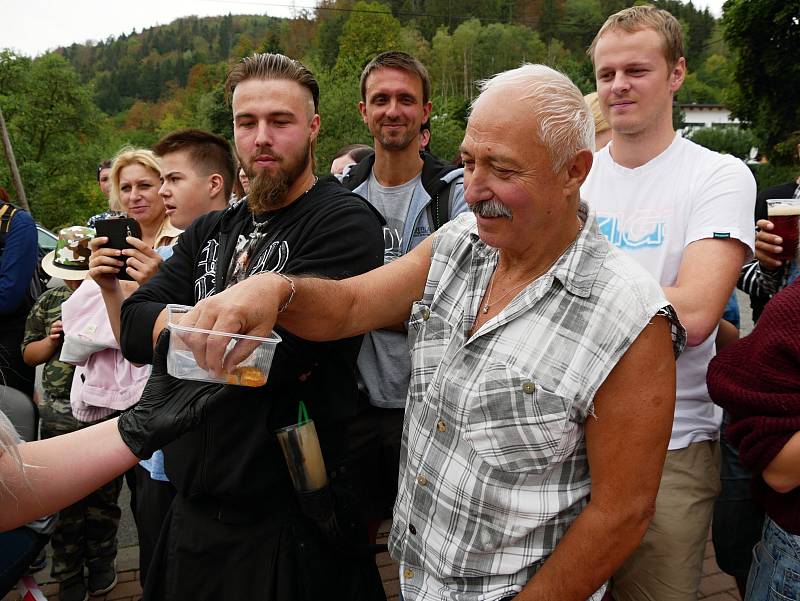 Některé části "pekelného menu" mohli okusit i diváci.