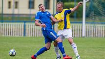 V semifinále krajského poháru nestačili fotbalisté Světlé nad Sázavou (v modrém) na Novou Ves (ve žlutých dresech), která je po výhře 3:0 ve finále.