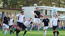 V nedělním derby zdolala rezerva FC Žďas (v černých dresech) juniorku Vrchoviny (v bílých dresech) 2:1.