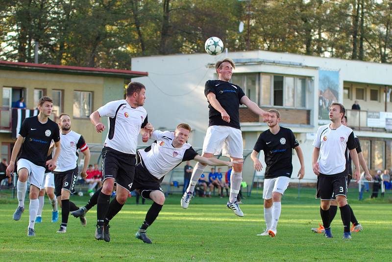 V nedělním derby zdolala rezerva FC Žďas (v černých dresech) juniorku Vrchoviny (v bílých dresech) 2:1.