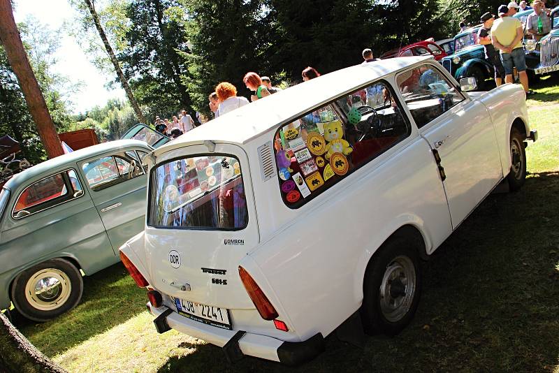 Při tradičním Retrodnu se ve Svratce bavili už podeváté. Foto: Deník/Lenka Mašová