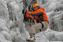 Ledovou stěnu ve Víru za dva měsíce v loňském roce navštívilo více než 1200 zájemců ze všech koutů České republiky. Letos už mají za sebou výstup desítky lezců a to hlavní sezona teprve začíná.  