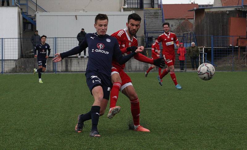 Fotbalisté Slovácka B (v černém) ve 22. kole MSFL podlehli na kunovické Bělince Velkému Meziříčí (v červeném) 0:1.