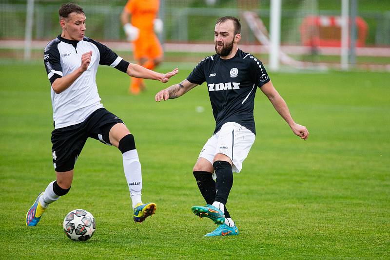 Podzimní trápení fotbalistů Havlíčkova Brodu (v bílých dresech) pokračovalo také v 9. kole divize. Hostujícímu Žďáru (v černých dresech) podlehli smolně 1:2.