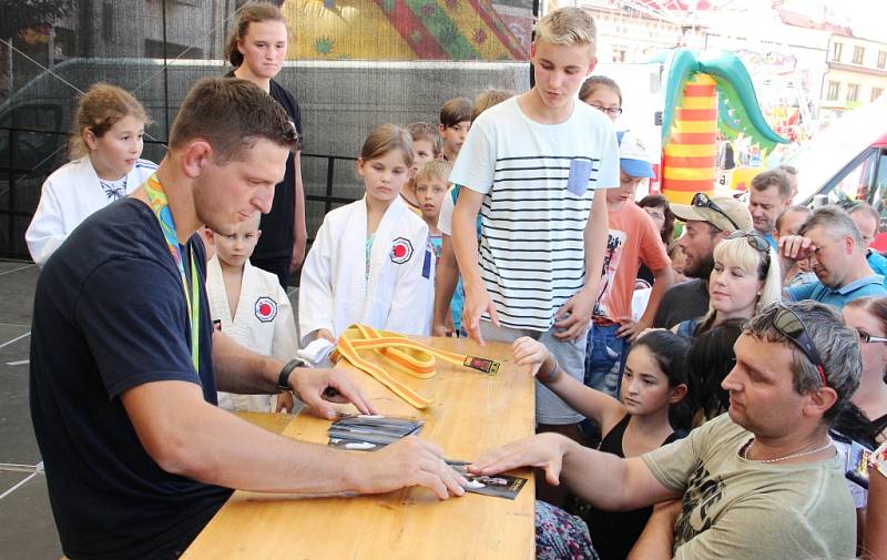 O další hvězdu se rozrostl Bítešský chodník slávy před restaurací U Raušů. Svoji „dlaždici" získal olympijský vítěz v judu z Ria de Janeira Lukáš Krpálek.