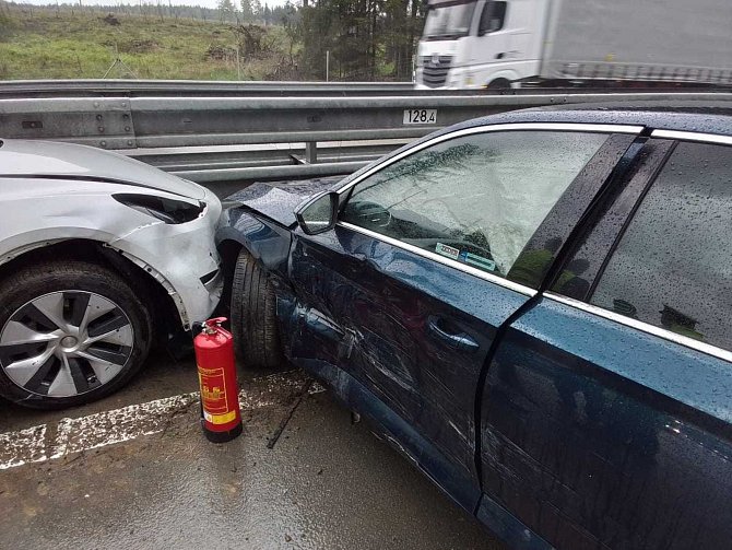 Dvě osobní auta se srazila na 128. kilometru dálnice ve směru na Prahu.