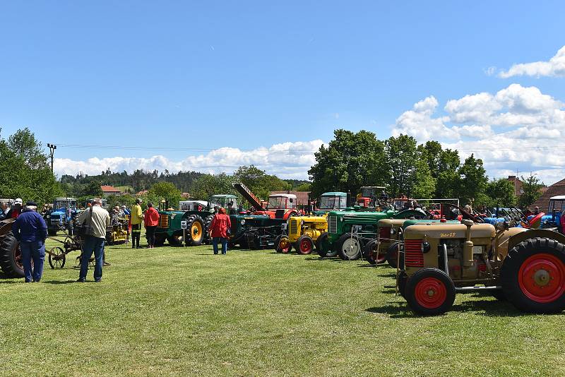 Výstava traktorů v Jabloňově.