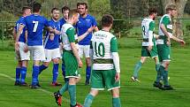 Fotbalisté Nové Vsi (v modrých dresech) smetli ve středečním semifinále Krajského poháru Vysočiny Kamenici nad Lipou (v zelenobílém) vysoko 7:0.