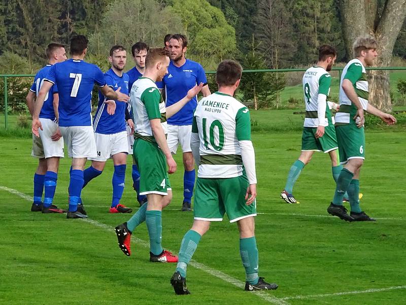 Fotbalisté Nové Vsi (v modrých dresech) smetli ve středečním semifinále Krajského poháru Vysočiny Kamenici nad Lipou (v zelenobílém) vysoko 7:0.