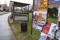 Kompletní vysklení autobusové zastávky ve žďárské ulici Novoměstská má na svědomí vandal. Ten čekárnu připravil o 10 skleněných tabulí, které navíc pečlivě odnosil opodál. 
