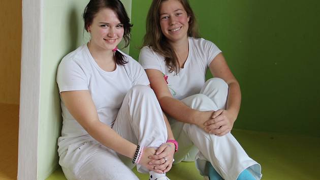 V celostátní soutěži mladých aranžérů zabodovaly i Veronika Dítětová (vlevo) a Aneta Veselá ze žďárské obchodní školy.