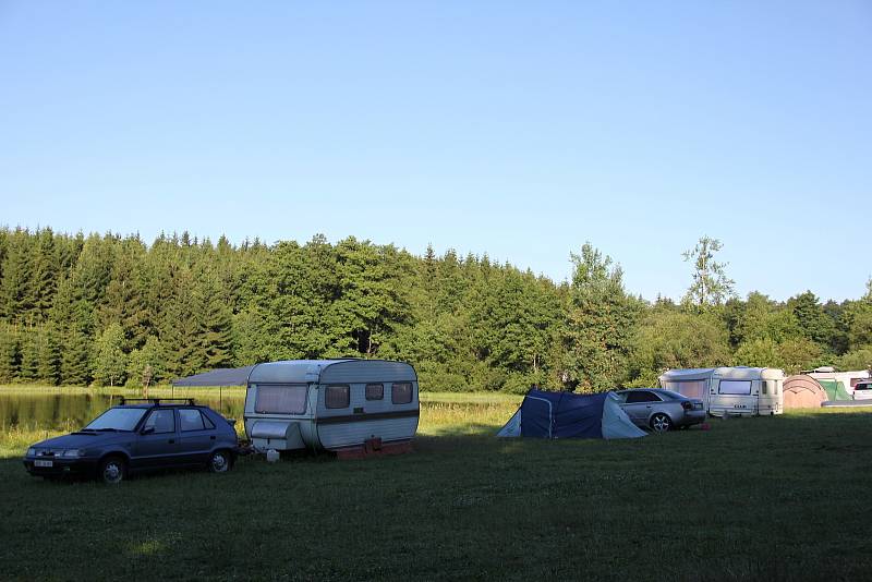 Na Novoměstku jsou oblíbené kempy u rybníků Medlov a Sykovec.