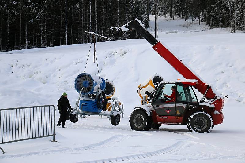 Zásobník sněhu byl naplněn v březnu. Sníh tam přečkal jaro, léto i podzim. Teď už se jen čeká na příznivé počasí, aby mohl být odvezen na tratě.