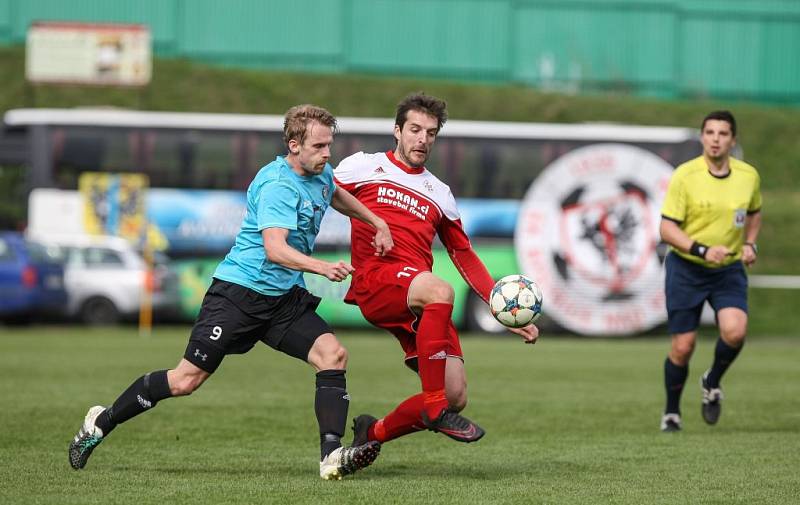 Dlouhou dobu to vypadalo, že okresní derby v Bystřici vyzní pro Velkou Bíteš. Domácí hrající o záchranu však v závěru zabrali a díky dvěma gólům Radka Sklenáře poprvé na jaře zvítězili. 