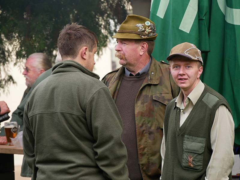 Na podzimní zkoušky ohařů a ostatních plemen v Radňovsi dorazilo v sobotu 15. září celkem čtyřiadvacet loveckých psů.