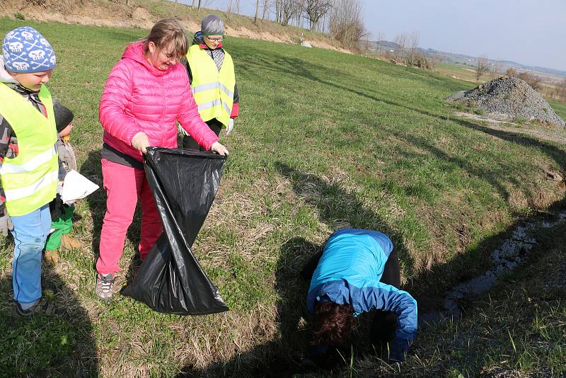 Do sbírání odpadků podíl silnic se pustili dobrovolní hasiči z Rokytna i z Kuklíku.