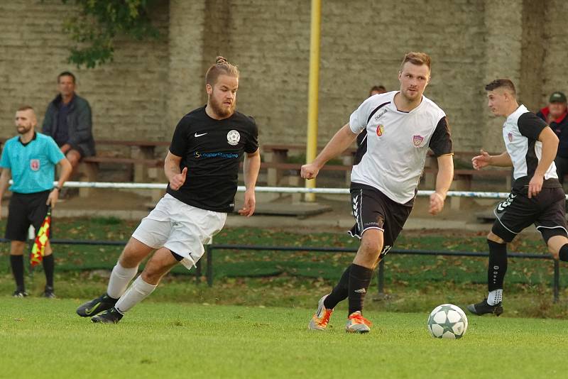 V nedělním derby zdolala rezerva FC Žďas (v černých dresech) juniorku Vrchoviny (v bílých dresech) 2:1.