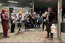 Lucerničky a vánoční melodie jsou v Novém Městě na Moravě pravidelnou součástí předvečera Štědrého dne.