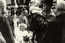 Fotografie tříleté Evičky Neugebauerové, kterou při své žďárské návštěvě 17. června 1928 drží v náručí prezident Masaryk, se o deset let později stala předlohou pro poštovní známku, která obletěla svět.
