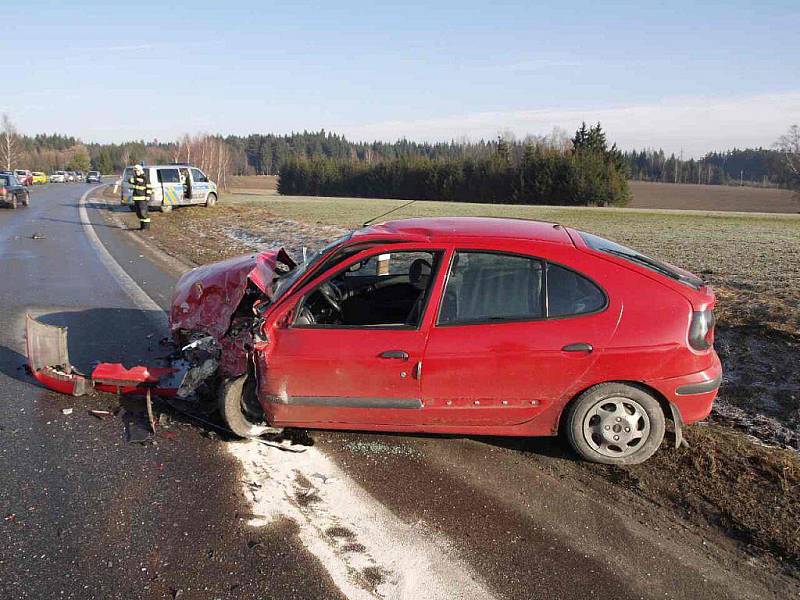 Dopravní nehoda mezi Vatínem a Žďárem nad Sázavou si vyžádala tři zraněné osoby. Příčina karambolu? Řidič opelu dostal na namrzlé vozovce smyk a střetl se s autem jedoucím v protisměru.