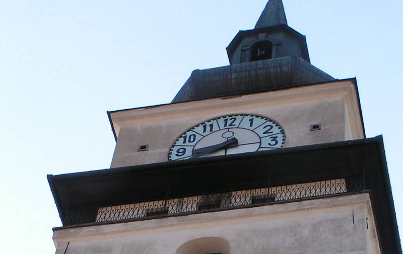 Věž kostela svatého Mikuláše ve Velkém Meziříčí.