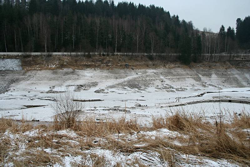 Za oběť Vírské přehradě padly obce Chudobín a Korouhvice. Jejich pozůstatky lze spatřit když je méně vody. Stejně tak i pozůstatky staré betonárky.