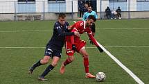 Fotbalisté Slovácka B (v černém) ve 22. kole MSFL podlehli na kunovické Bělince Velkému Meziříčí (v červeném) 0:1.