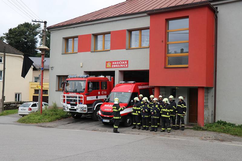 Společného pietního aktu s zúčastnili i členové sborů dobrovolných hasičů ze Sněžného a z Rokytna.