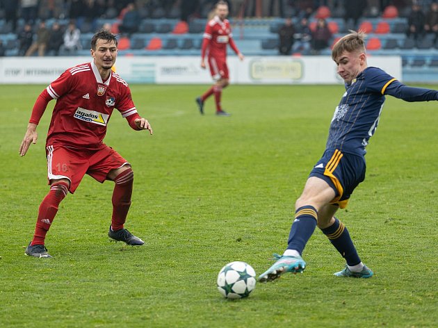 Neustále na hraně. Fotbalistům Velkého Meziříčí i Vrchoviny pořádně teče do bot