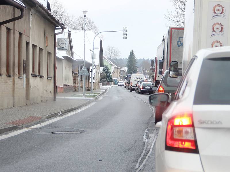 Náledí trápí ráno ve středu 19. dubna řidiče na Žďársku. Silnice v okrese Žďár nad Sázavou jsou po nočním sněžení kluzké.