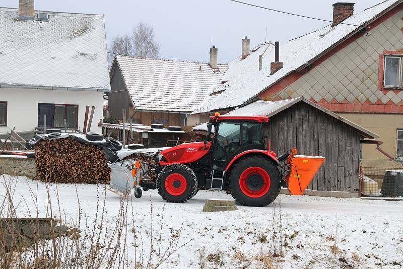 Sněhu a mrazu navzdory. Desítky nadšenců vyjely s traktory na spanilou jízdu Světnovem.