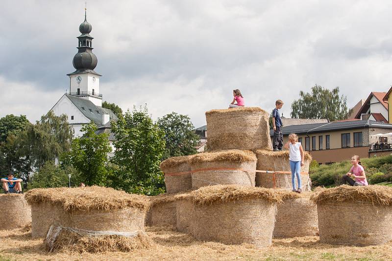 Bludiště ze slámy z autorské dílny sochaře a malíře Michala Olšiaka je nově postavené na Farských humnech ve Žďáře nad Sázavou.