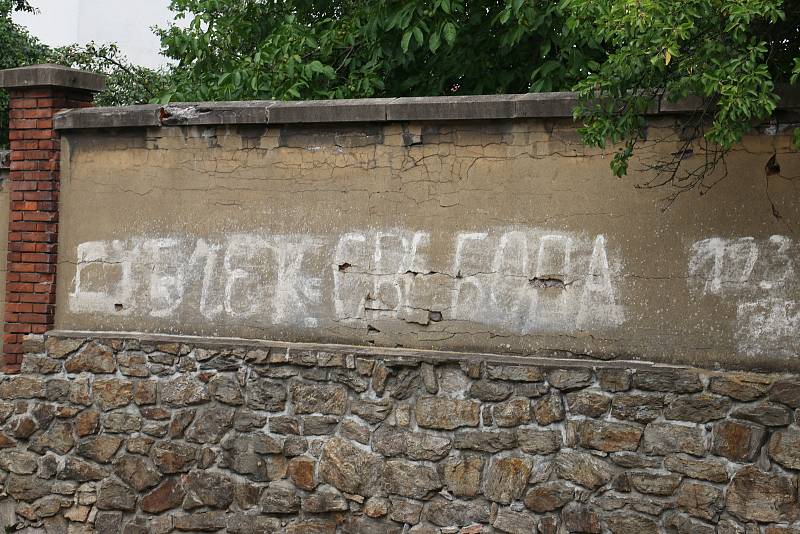 Jeden z nápisů, který v Novém Městě na Moravě vznikl 21. srpna 1968, je čitelný dodnes.