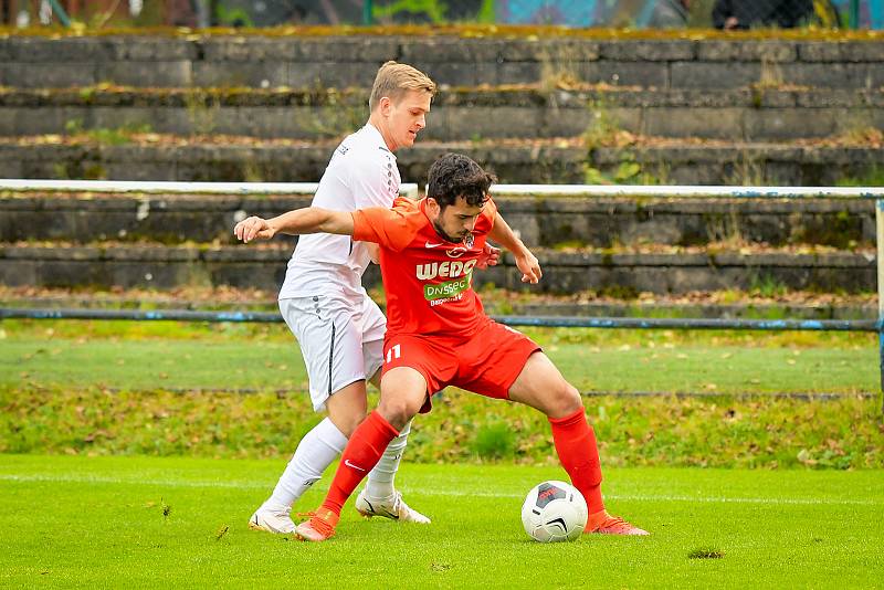 Fotbalisté FC Žďas Žďár (v bílém) se v neděli stali prvním klubem, který v tomto ročníku připravil o body juniorku Zbrojovky Brno (v červeném).