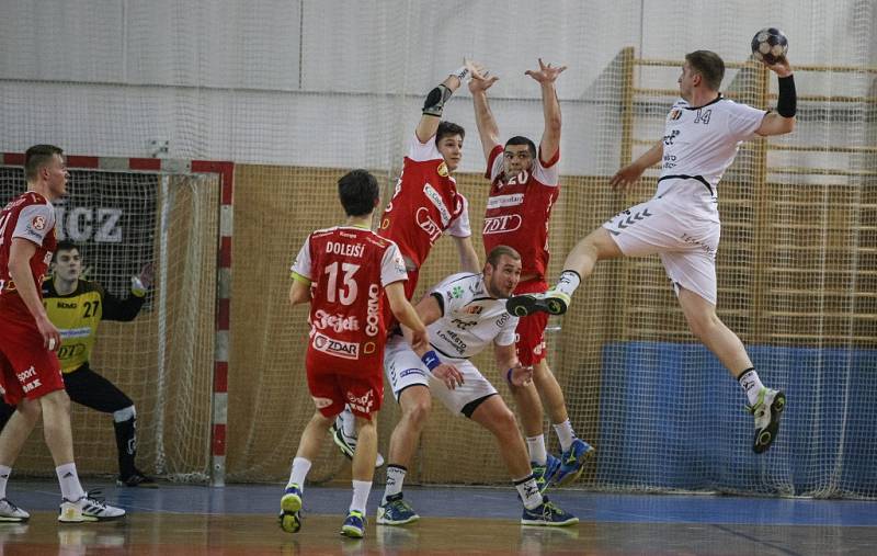 Házenkáři Nového Veselí v posledním kole základní části extraligy neudrželi osmou příčku, která jim zaručovala postup do play-off. V domácím zápase totiž nestačili na favorizované Lovosice a prohráli o tři branky 26:29.