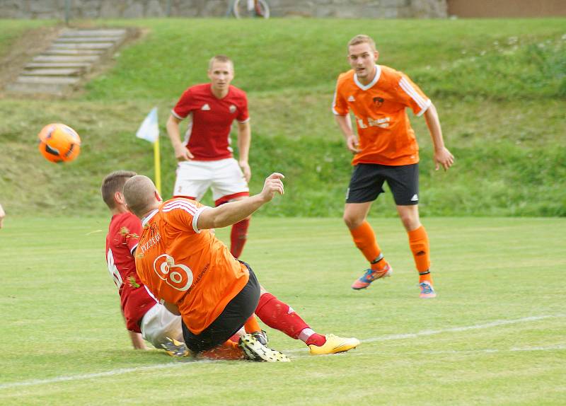 Ve šlágru 5. kola východní skupiny I. B třídy přivítal Štěpánov (v oranžovém) fotbalisty z nedaleké Nedvědice (v červeném). Šťastnější byli po výhře 3:2 domácí Železáři.