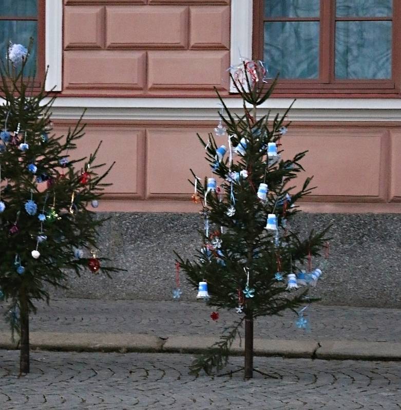 Vánoční stromečky nazdobily děti z 1. základní školy.