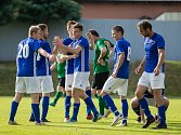 V posledních čtyřech utkáních krajského přeboru Vysočiny nasázeli fotbalisté Nové Vsi (v modrých dresech) svým soupeřům úctyhodných sedmnáct branek.