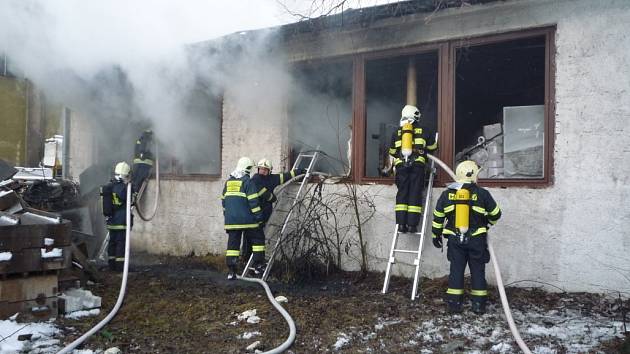 Požár v hale firmy Grata, která sídlí v areálu firmy Žďas.