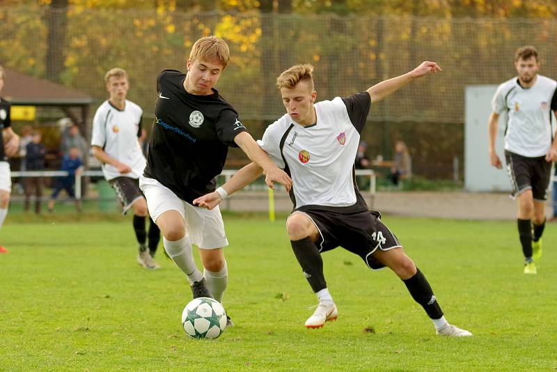 V nedělním derby zdolala rezerva FC Žďas (v černých dresech) juniorku Vrchoviny (v bílých dresech) 2:1.