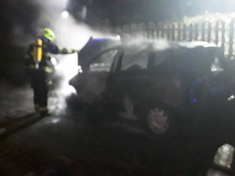 Tři jednotky hasičů likvidovaly v neděli v podvečer požár osobního vozidla.