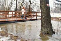 Ve Žďáře na Sázavě včera platil první povodňový stupeň. Cyklostezka vedoucí podél řeky byla v některých místech zaplavená, voda dosáhla téměř až k mostku. 