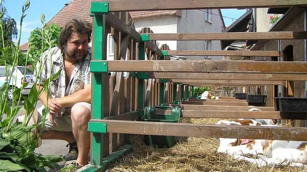 Malou mlékárnu na zpracování vlastního kravského mléka si postavila rodina Němcových na zemědělské farmě v Netíně.
